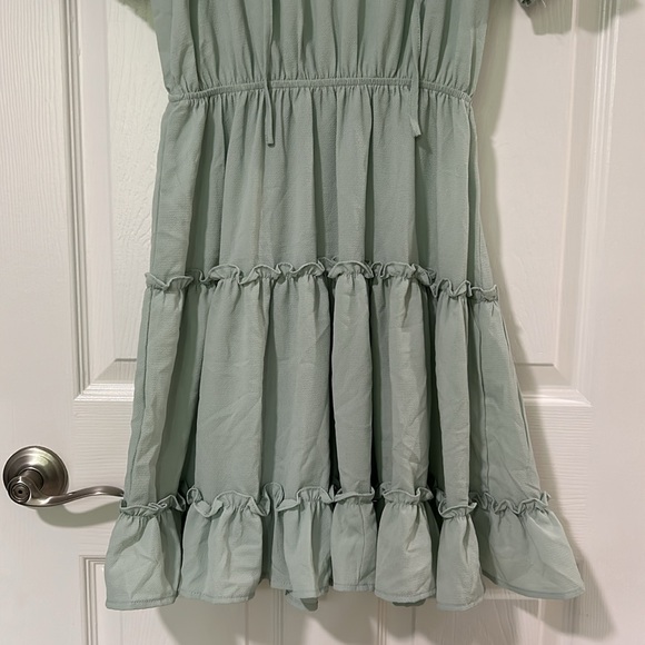 Mint green ruffle dress with cinched sleeves - Picture 5 of 6
